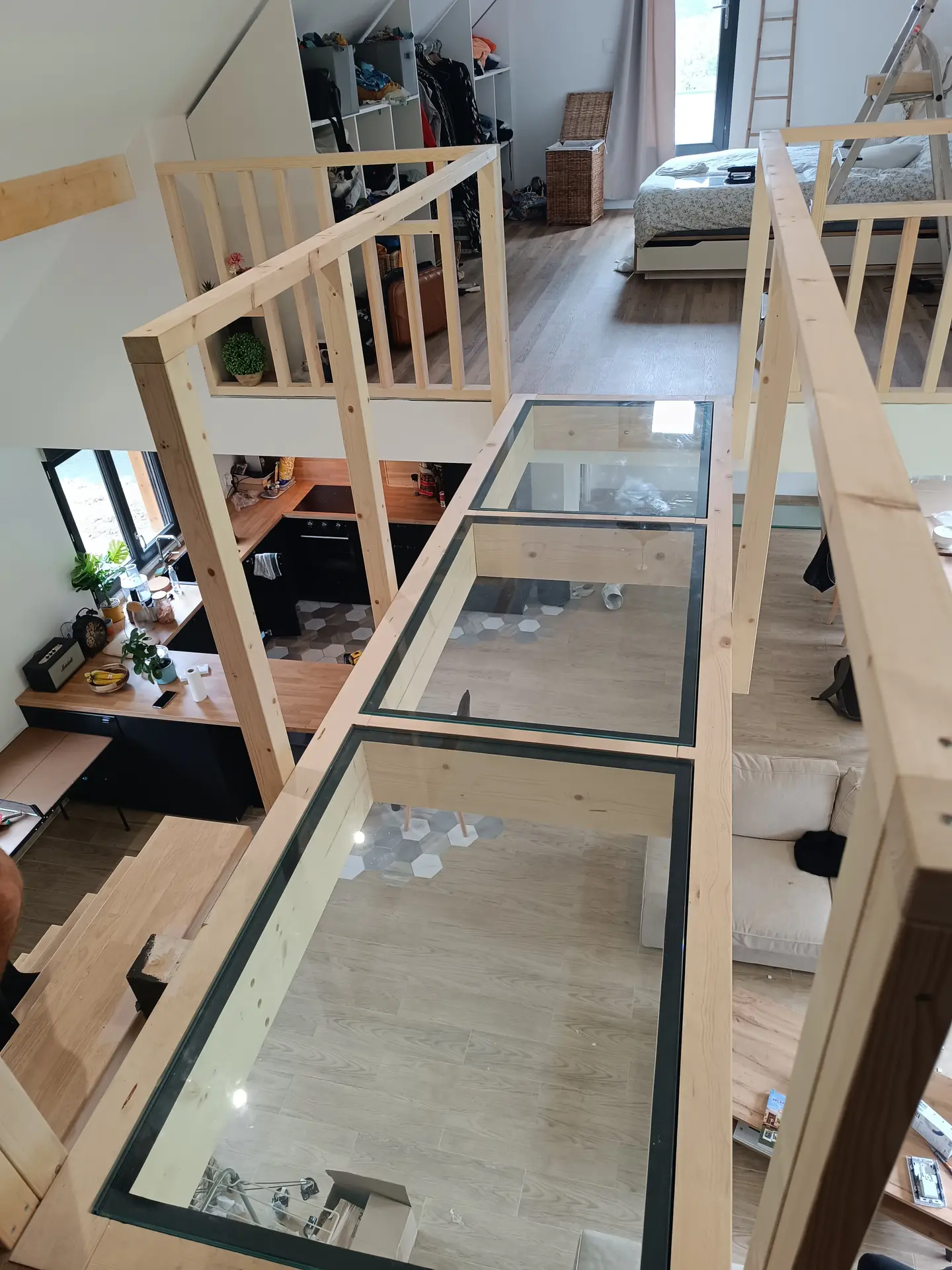 Passerelle sur mesure en bois et dalles de verre à Pont-du-Château